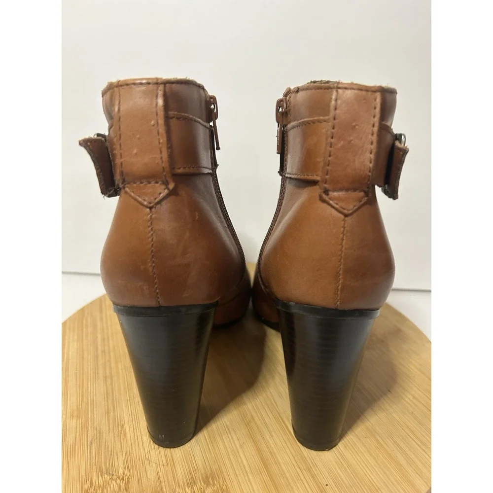 Liz Claiborne Tan Brown Leather 3.5